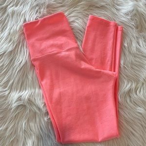 Onzie Pink high waisted leggings with design. Size M/L